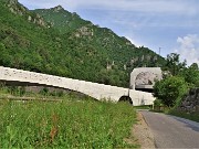 11 Il ponte da poco aperto della Sanpellegrino-spa visto dalla ciclovia di Valle Brembana